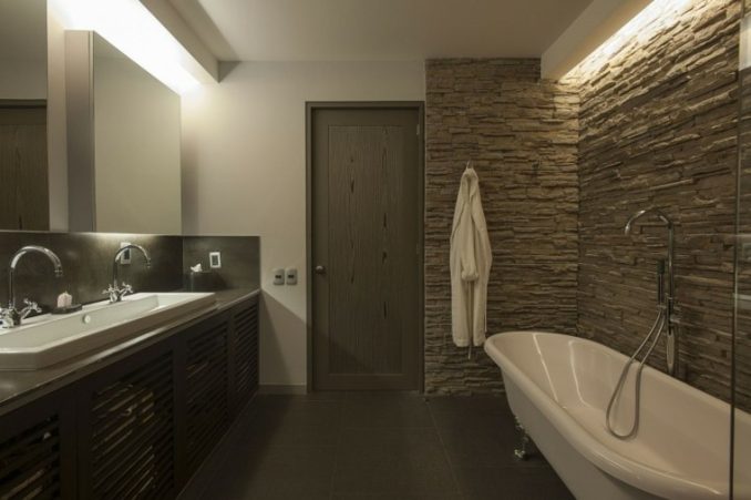 Ванная комната с декоративным камнем